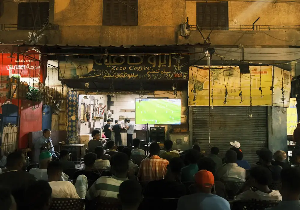 Clients regardant un match de football sur grand écran